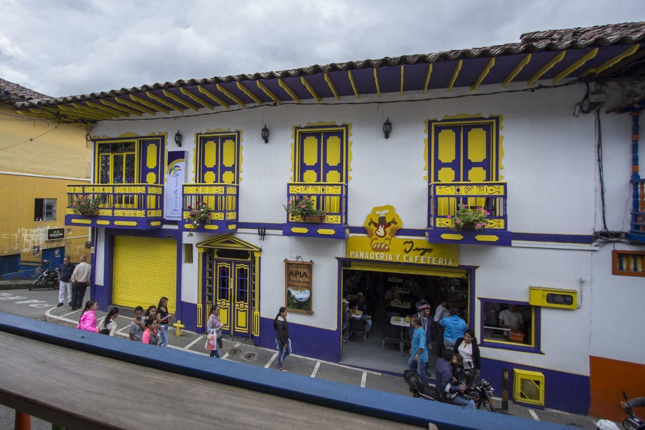 Hotel Junior Plaza Apía エクステリア 写真