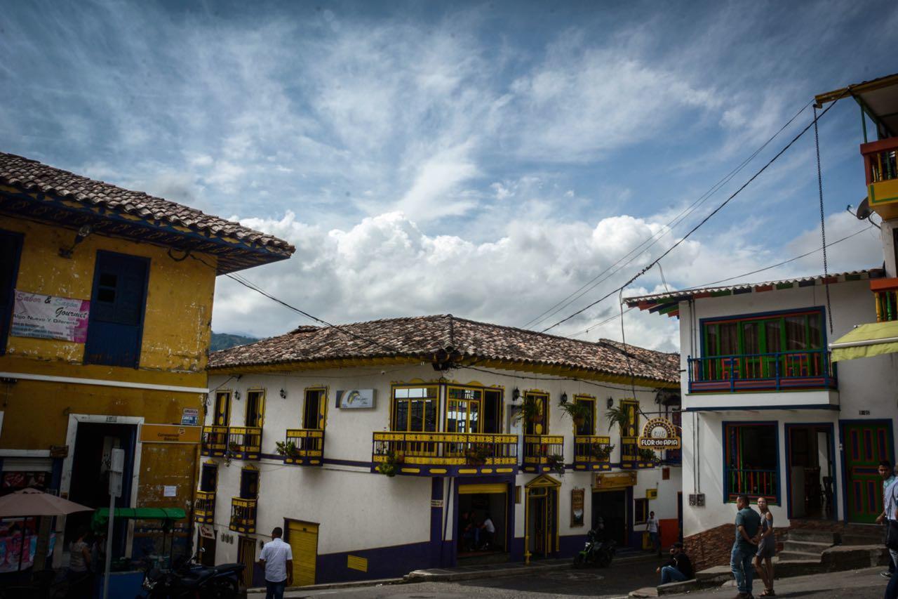 Hotel Junior Plaza Apía エクステリア 写真