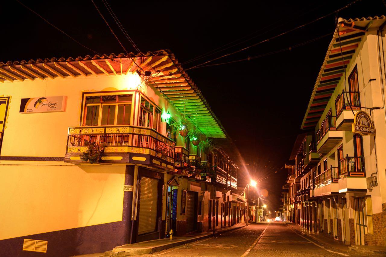 Hotel Junior Plaza Apía エクステリア 写真